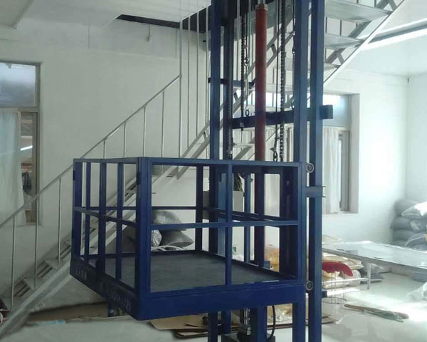 固(gu)定導軌(guǐ)式升降(jiàng)機