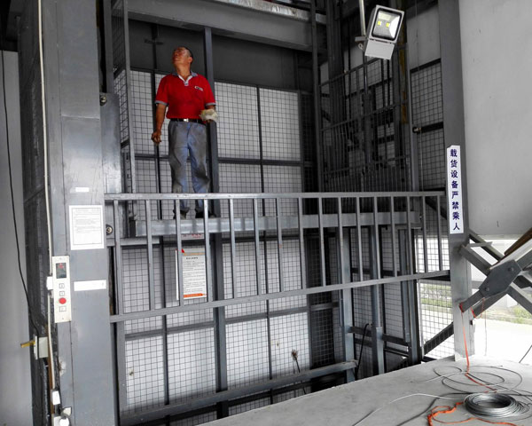 固定(ding)導軌式(shì)升降機(jī)