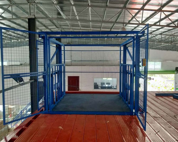 固定導(dǎo)軌式升(sheng)降機